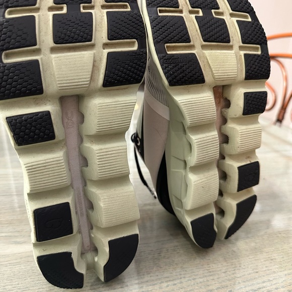 On Running Sneakers CLOUDSTRATUS women’s 8.5 - Picture 7 of 9